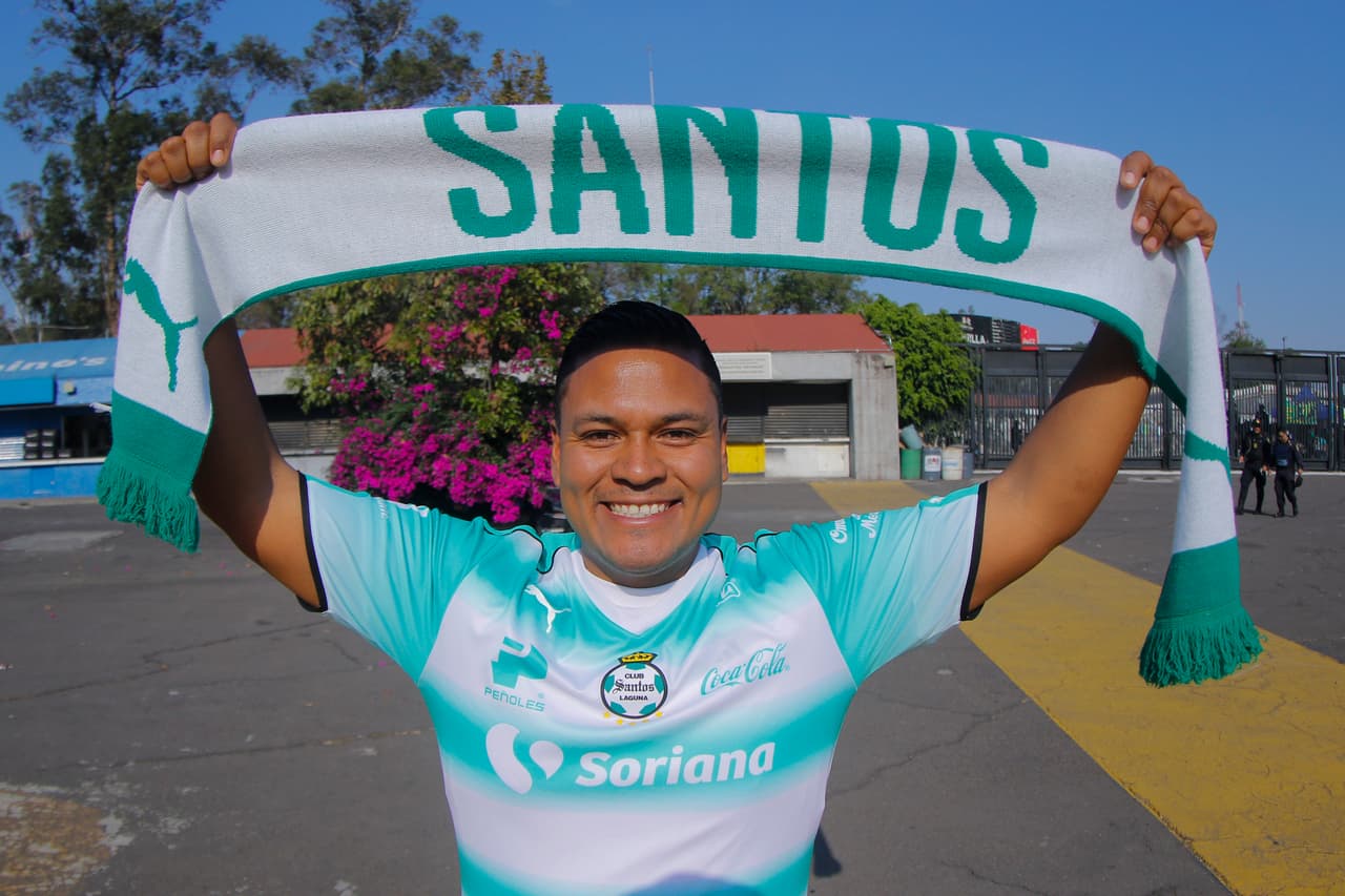 Los fanáticos viven la antesala del duelo entre Cruz Azul y Santos Laguna por la jornada 7 del
<a href="https://www.univision.com/deportes/futbol/liga-mx/*">Clausura 2019 de la Liga MX</a>.