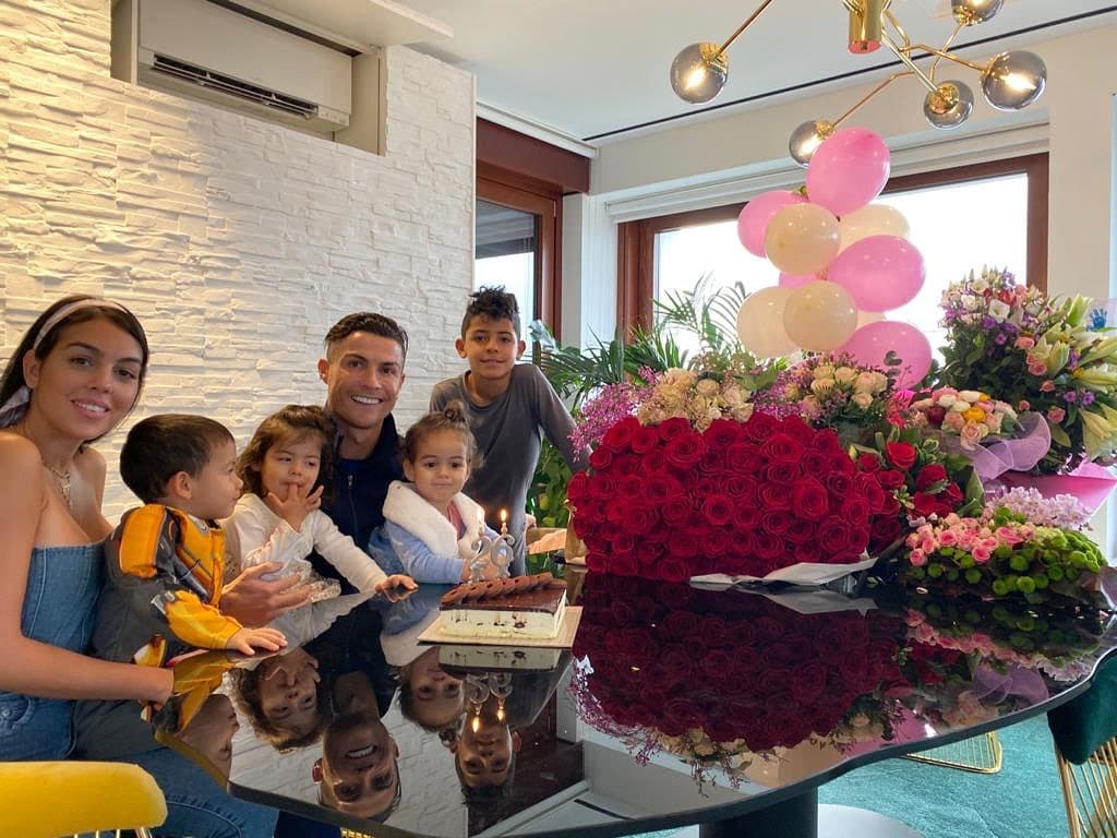 Durante los cinco años de relación de Georgina y Cristiano, a los niños se les ha visto felices recorriendo el mundo y llevando una vida llena de lujos.