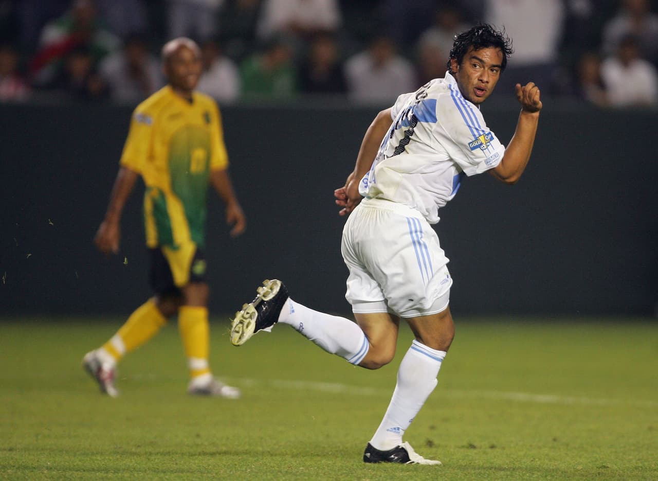 17.- Carlos Ruiz (Guatemala 3-4 Jamaica) (7 de julio de 2005).- Los chapines tampoco habían aparecido en esta lista, para desgracia de los centroamericanos, el ‘hat-trick’ del ‘Pescadito’ a los minutos 11 (penal) 45 y 87 no alzancó para evitar la derrota ante los ‘Raggae Boyz’. (Foto: Getty Images).