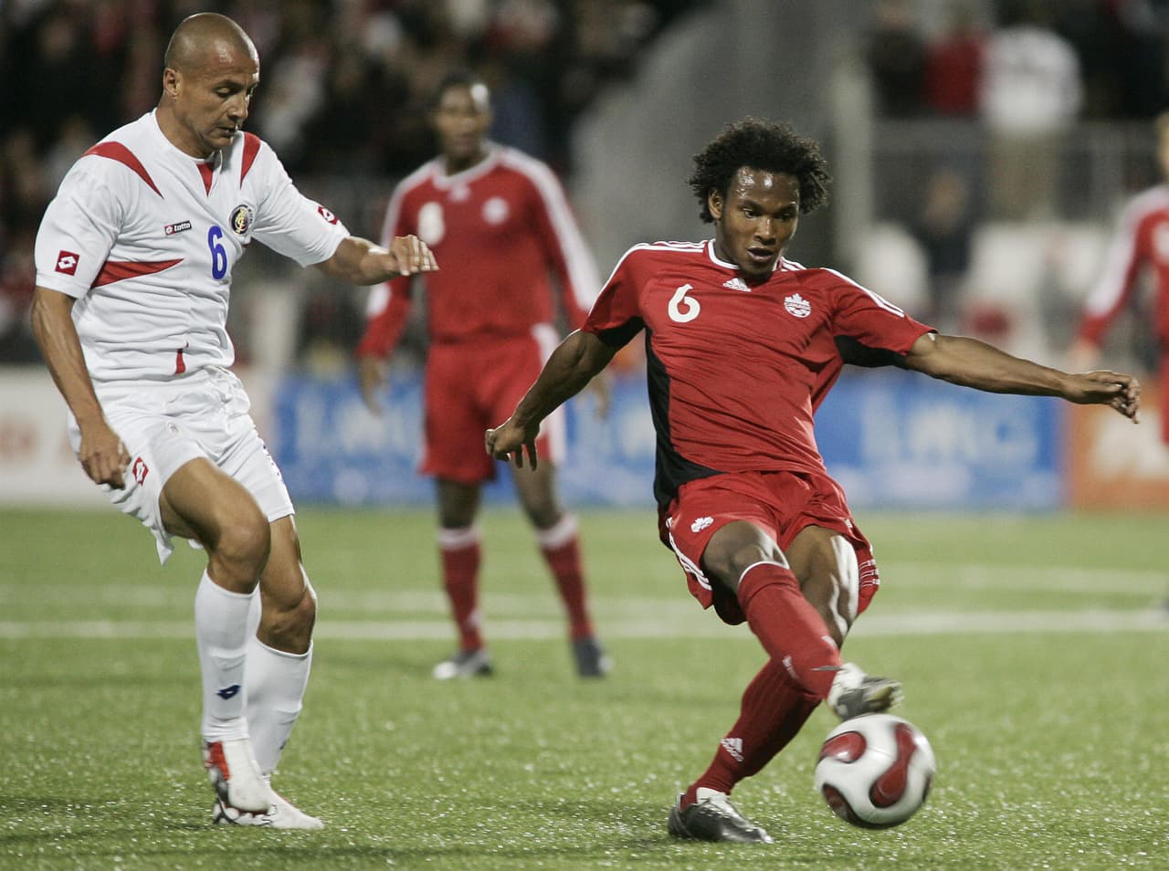 19.- Julián de Guzmán (Canadá 2-1 Costa Rica) (6 de junio de 2007).- Uno de los mejores jugadores de la historia del fútbol canadiense le vio la vuelta al encuentro aquella jornada ante los ticos en el Orange Bowl de Miami. De Guzmán marcó su doblete a los minutos 57 y 73. (Foto: Getty Images).