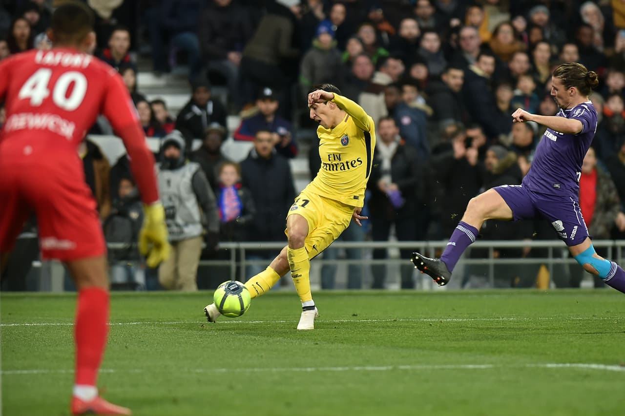 Recibió en el lateral del área un pase en largo del argentino Ángel Di María.