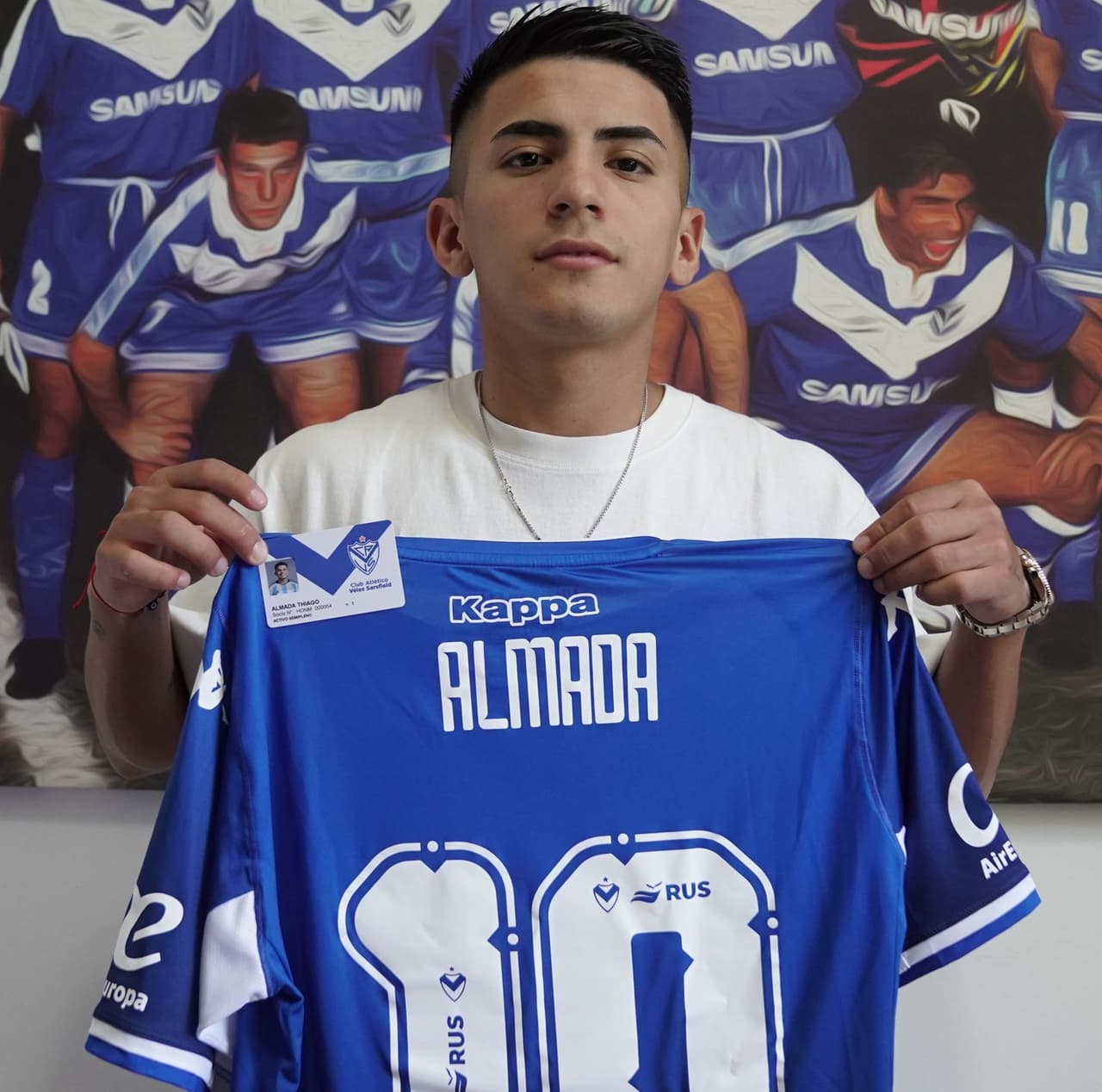 Profeta en su tierra: Thiago Almada, homenajeado por Vélez Sarsfield