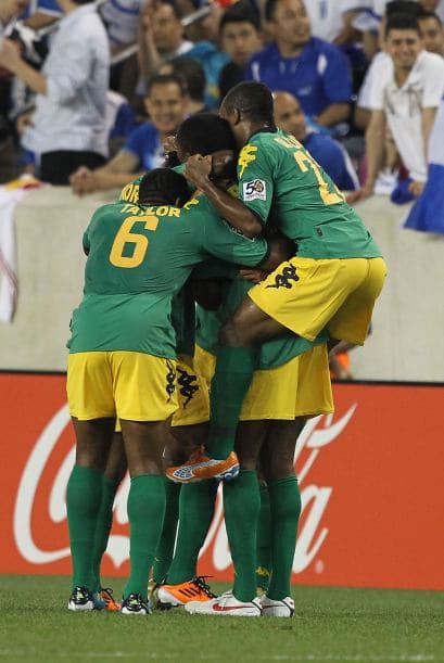 El disparo potente de Johnson con la zurda estrelló el balón en el travesaño y luego rebotó en la cabeza del arquero Noel Valladares, que lo metió dentro de su propio marco.