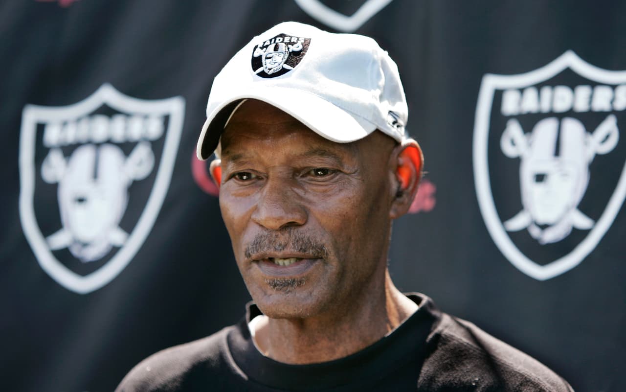 <b>Oakland Raiders: OG Gene Upshaw</b>. Gene empezó en la NFL en 1967 y no se perdió un solo juego sino hasta la semana 6 de la campaña de 1981 (y el único). Ganó dos Super Bowls y fue cinco veces All-Pro.
<br>
