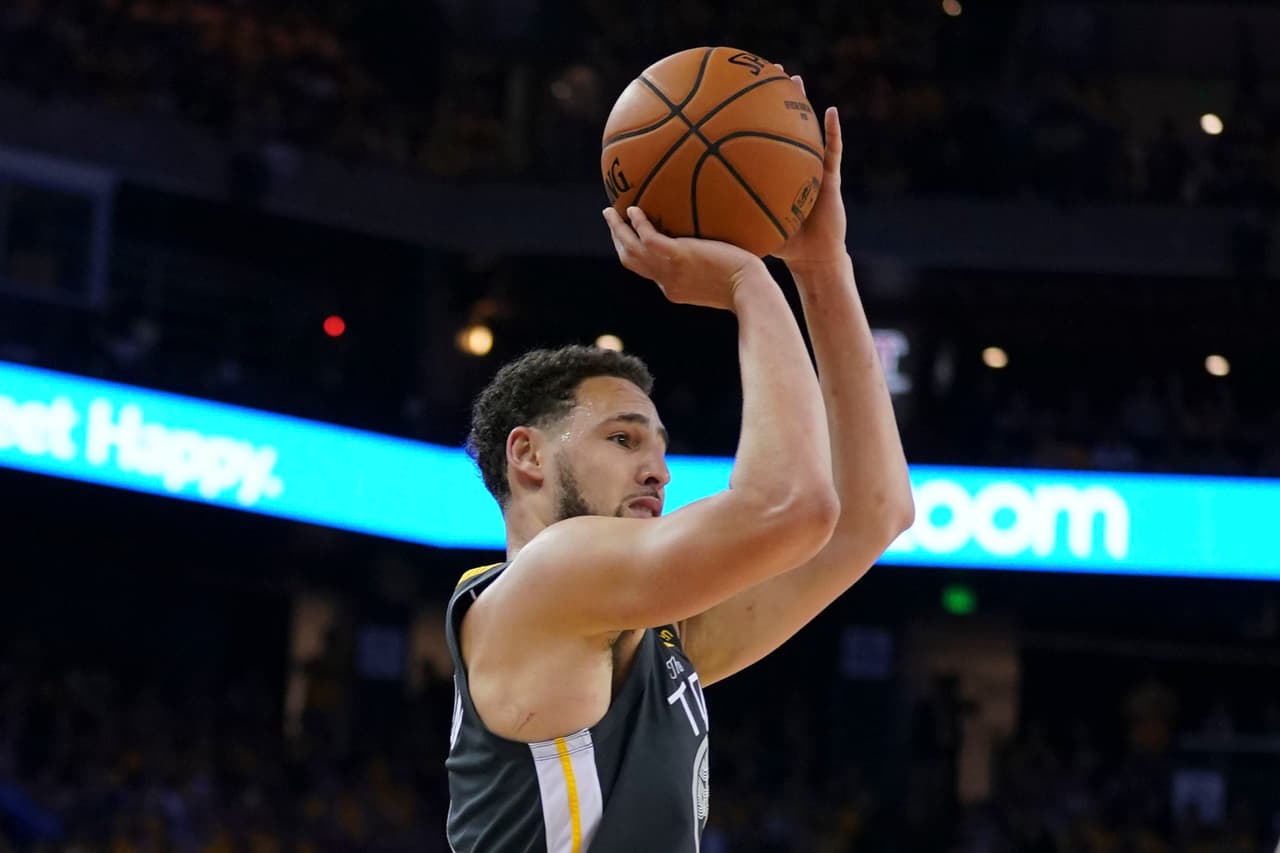 Le siguió Klay Thompson con una actuación similar llegando a 21 puntos, cinco rebotes y dos asistencias.