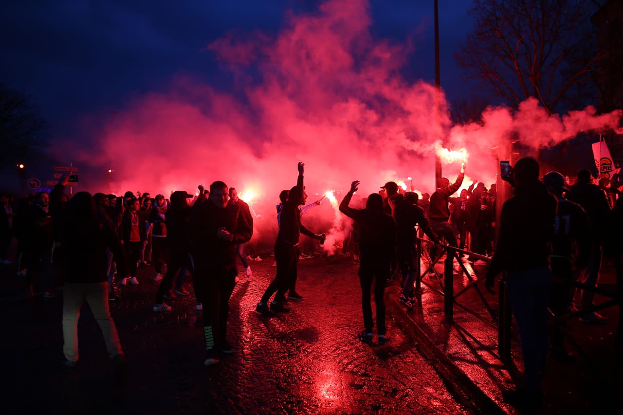 Paris ha vuelto a ser una gran fiesta este miércoles en la previa del juego de Champions League entre el Paris Saint-Germain y el Manchester United. Cientos de aficionados ingleses llegaron hasta la capital francesa en donde los locales buscarán defender su diferencia conseguida del Old Trafford.