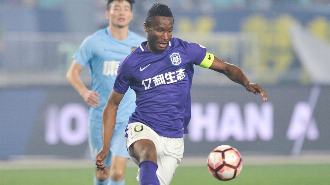 El nigeriano solo duró un año con el Tianjin Teda y regresó a Inglaterra