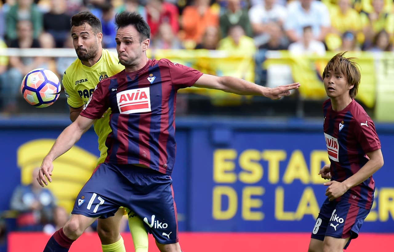 Kike (Eibar) en la disputa por la la pelota con Mario Gaspar (Villarreal) ante la mirada antena de su compañero Takashi Inui.