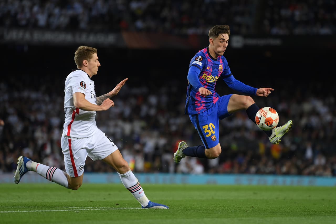 Contra todo pronóstico, el Eintracht Frankfurt se paró con mucha autoridad en el Camp Nou y eliminó a un muy tímido Barcelona que consumó un fracaso más en la temporada, una temporada en la que se irá en blanco.