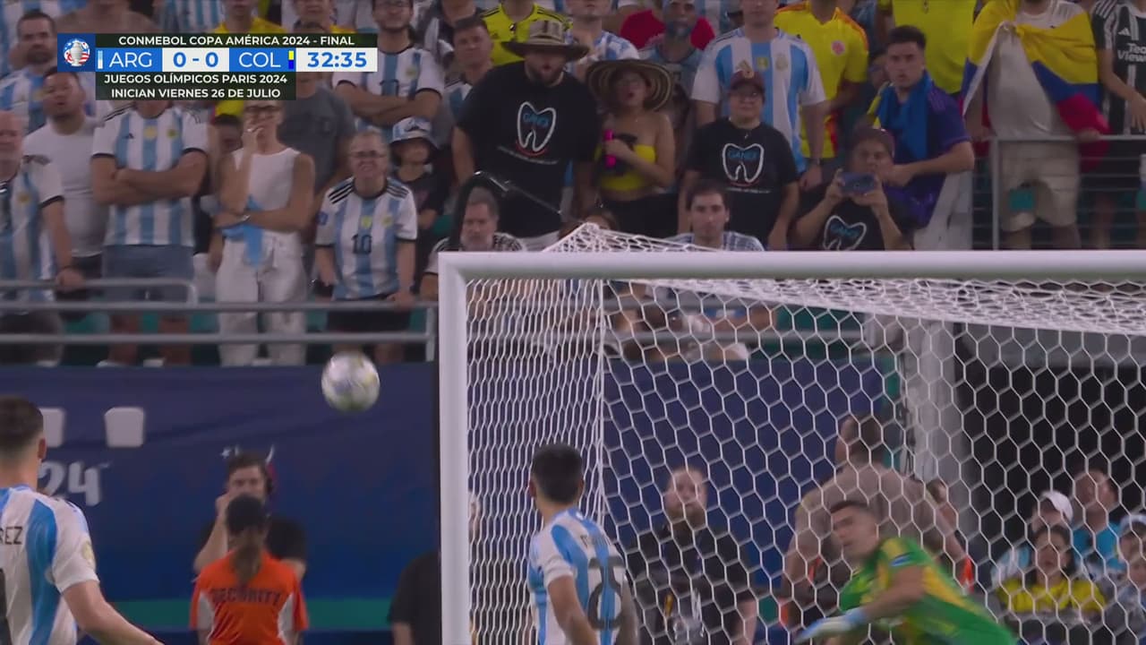 Lerma sacó un misil y Martínez hace un atajadón para salvar a Argentina