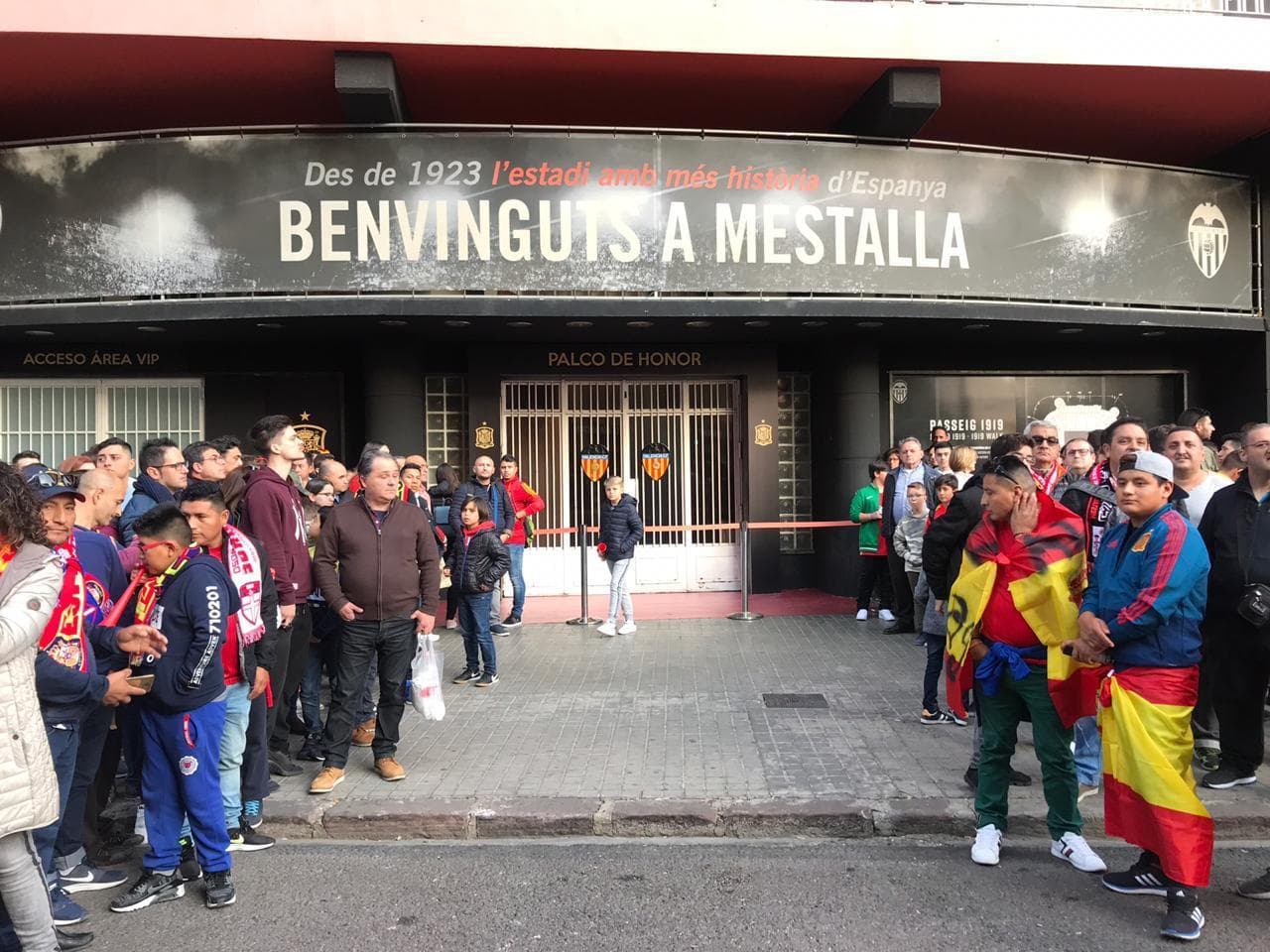 Miles de aficionados españoles se pusieron cita en el Estadio Mestalla, en Valencia, para vivir con un gran ambiente el inicio de las Eliminatorias a la Eurocopa 2020 entre la selección de España y la de Noruega.