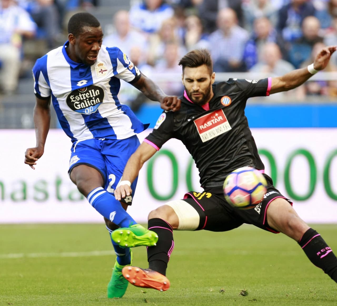 Ola John, holandés, fue el encargado de darle la asistencia a Andone para el gol que le daba la ilusión a todo Riazor de lograr el empate.