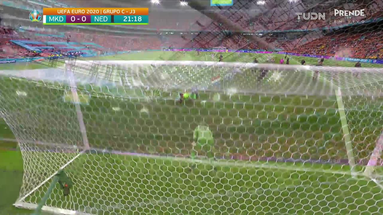 ¡CERCA! Aleksandar Trajkovski disparó que se estrella en el poste.