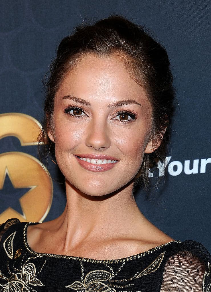 (500) Days of Summer (2009) - Tom aún sigue creyendo, incluso en este cínico mundo moderno, en la noción de un amor transformador, predestinado por el cosmos y que golpea como un rayo sólo una vez. Summer no cree lo mismo, para nada.
<br>