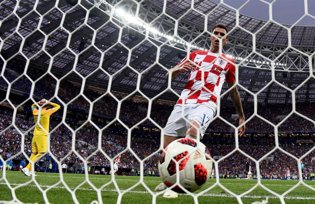 169.- Mario Mandzukic (Croacia), marcó luego de un error con el balón del arquero Hugo Lloris. Francia 4-2 Croacia.