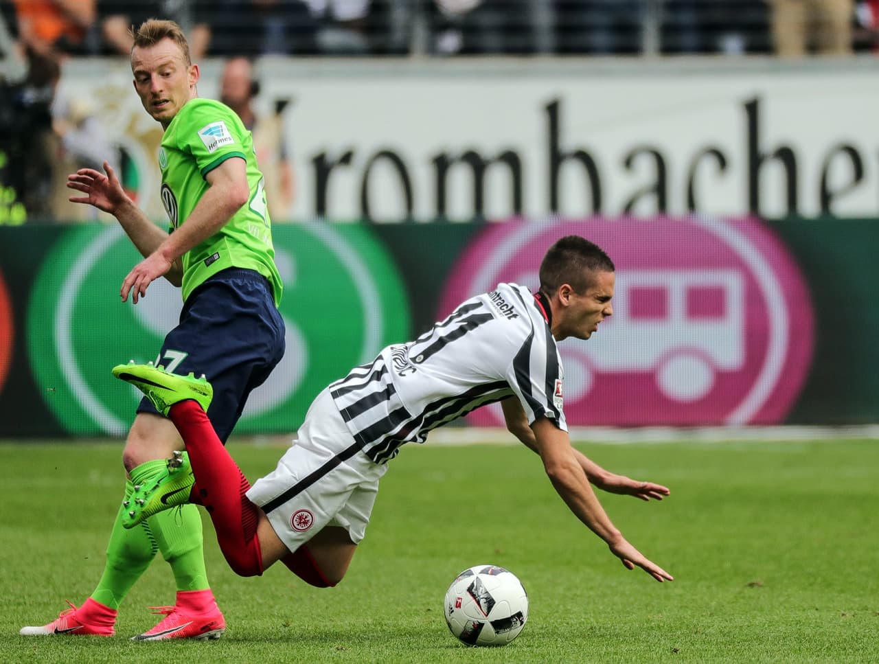 Los locales probaban por todos lados pero las ideas eran escasas en el último cuarto del campo. Se les hacía muy difícil finalizar las jugadas.