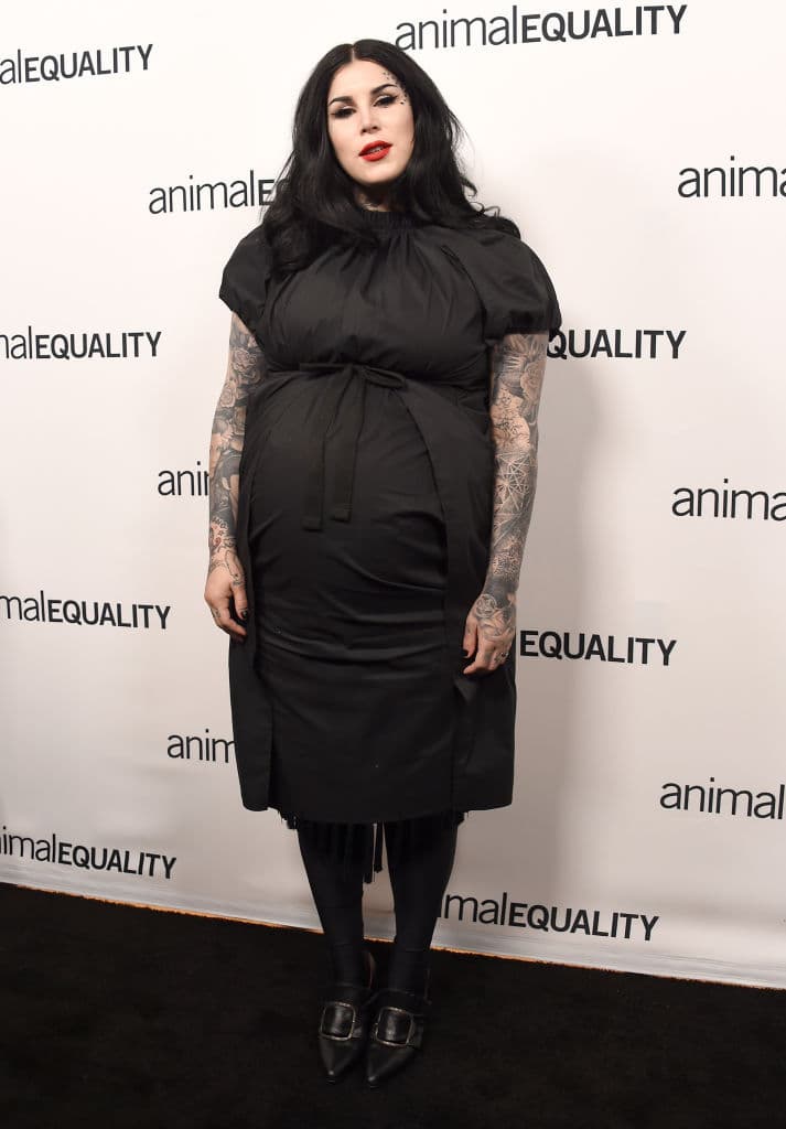 Kat Von D – Tras dar a luz a su primer hijo, en una publicación, la tatuadora lamentó lo difícil que le resultaría criar a su hijo siguiendo una dieta vegana y sin que reciba ninguna vacuna.
<br>