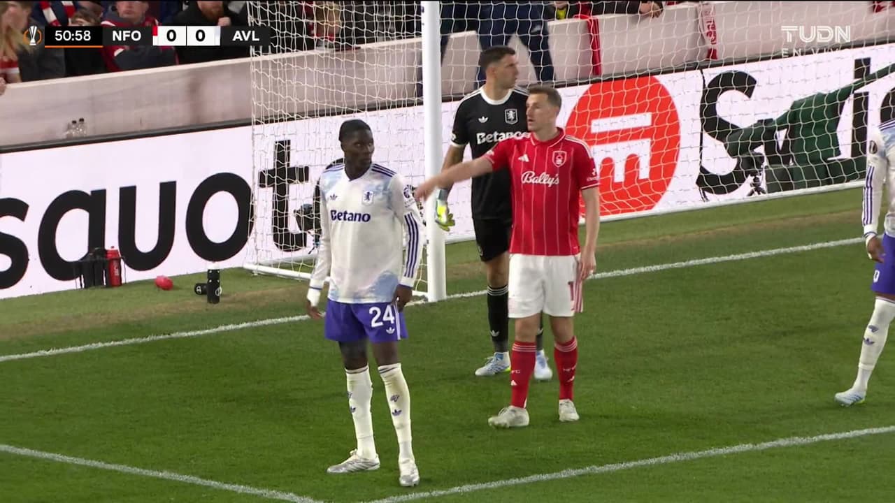 ¡TIRO ATAJADO! disparo por Omari Hutchinson.