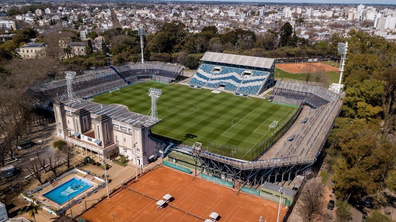 El Estadio Juan Carmelo Zerillo, mejor conocido como El Bosque, es casa del Club Gimnasia.