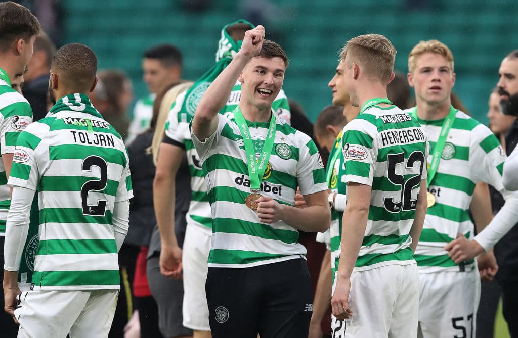 Con un triunfo de 2-1 ante Hearts, Celtic FC se coronó por octava ocasión seguida en la Scottish Premiership y festejó con su público en Celtic Park ante un estadio repleto pero con un cuadro plagado de jugadores suplentes. ¿La razón? El sábado entrante en Hampden Park disputará ante, precisamente, el Hearts la Final de la Copa Escocesa, aunque los de Edimburgh también jugaron con suplentes para el partido del fin de semana. Así festejaron los verdiblancos su campeonato 50 en el fútbol escocés.