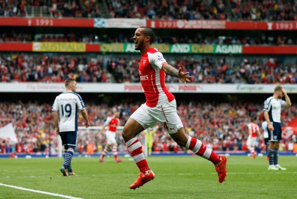 El volante Theo Walcott se despachó con la cuchara grande con un triplete.