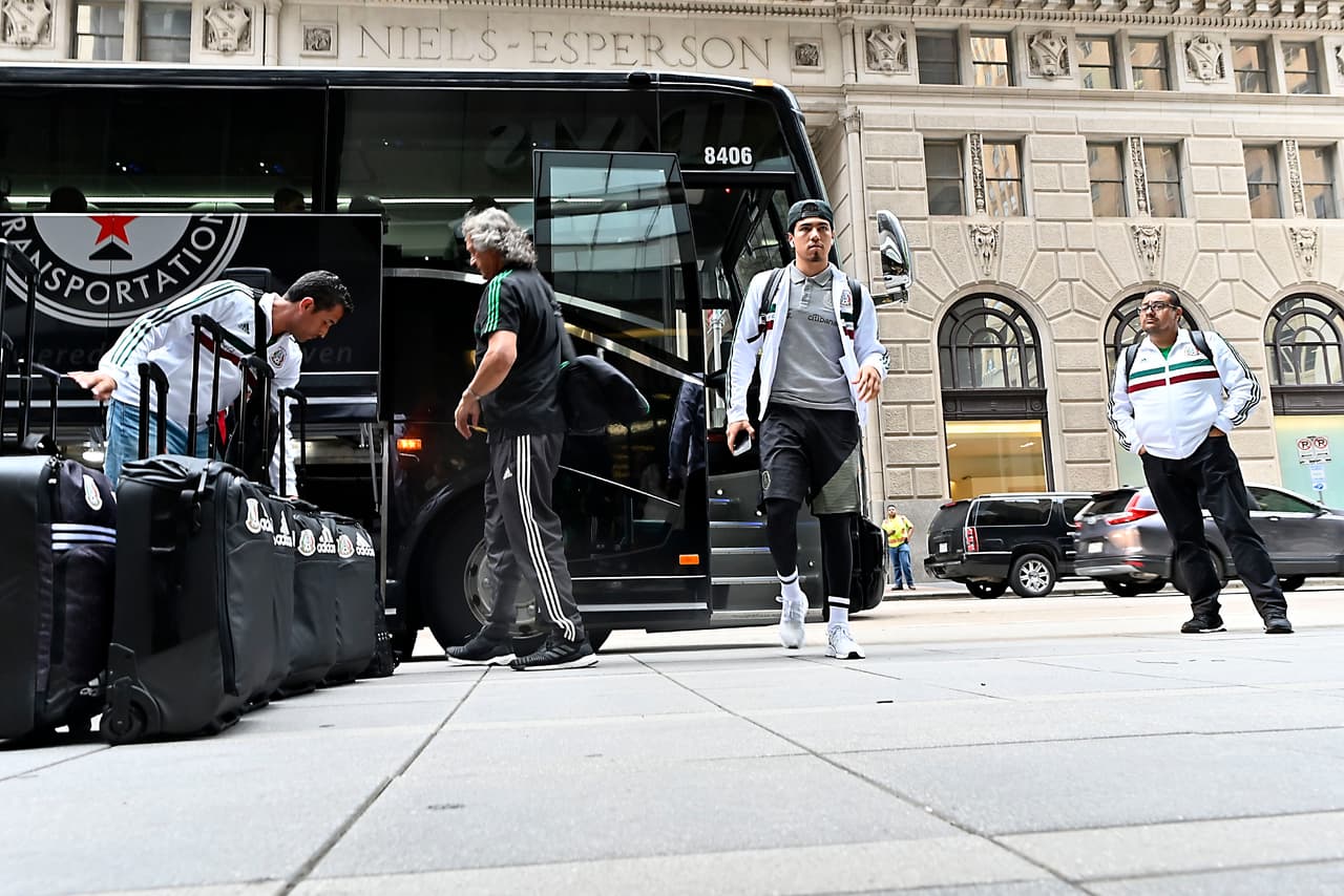 Los futbolistas de la Selección de México arribaron a la ciudad de Houston, donde el sábado entrante se medirán a la de Costa Rica para dirimir un boleto a las Semifinales de la Copa Oro 2019. Entre gritos, porras y mucho entusiasmo, la afición recibió de esta manera a los seleccionados mexicanos.