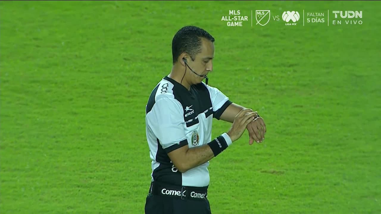 Arranca el partido y la pelota está en juego.