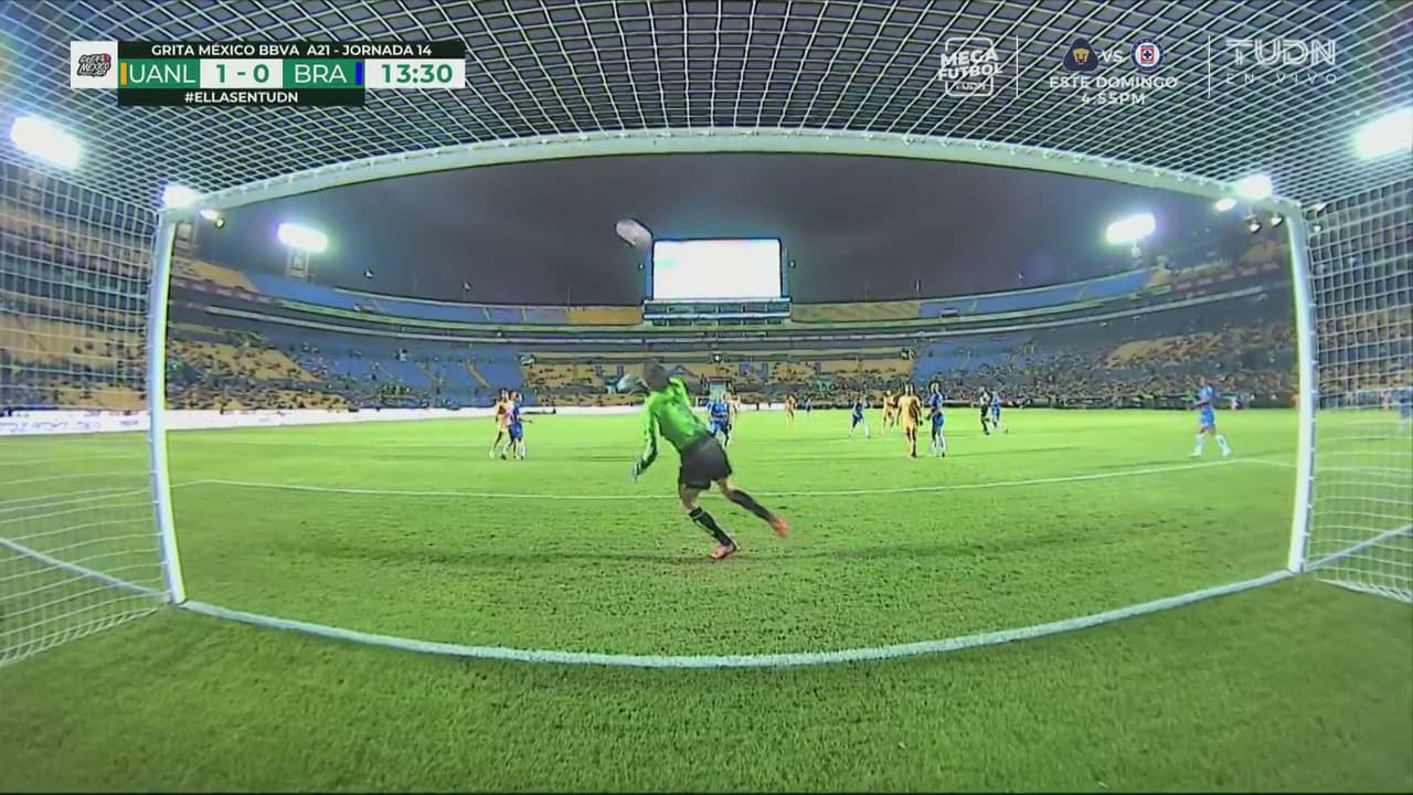 ¡Buscaba el ángulo! Nayeli Rangel prueba de larga distancia