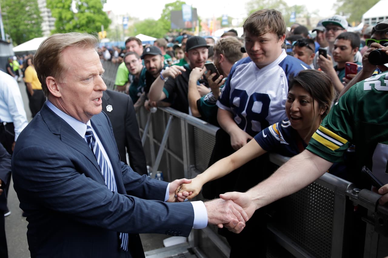 El comisionado de la NFL, Roger Goodell, saluda a los aficionados antes de la primera ronda del draft.