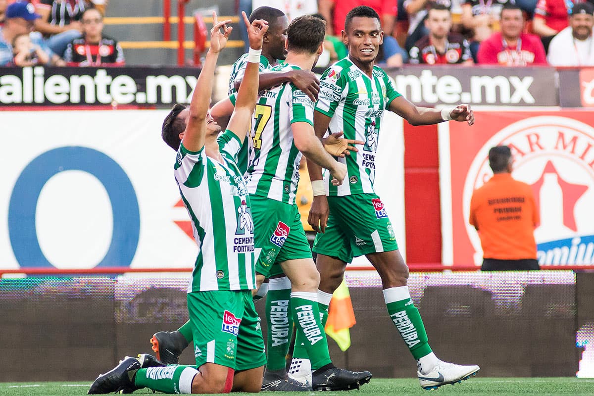 Ya en el segundo tiempo, al 53', abrió el marcador el delantero paraguayo, Walter González, con un cabezazo para el 1-0 a favor de León.