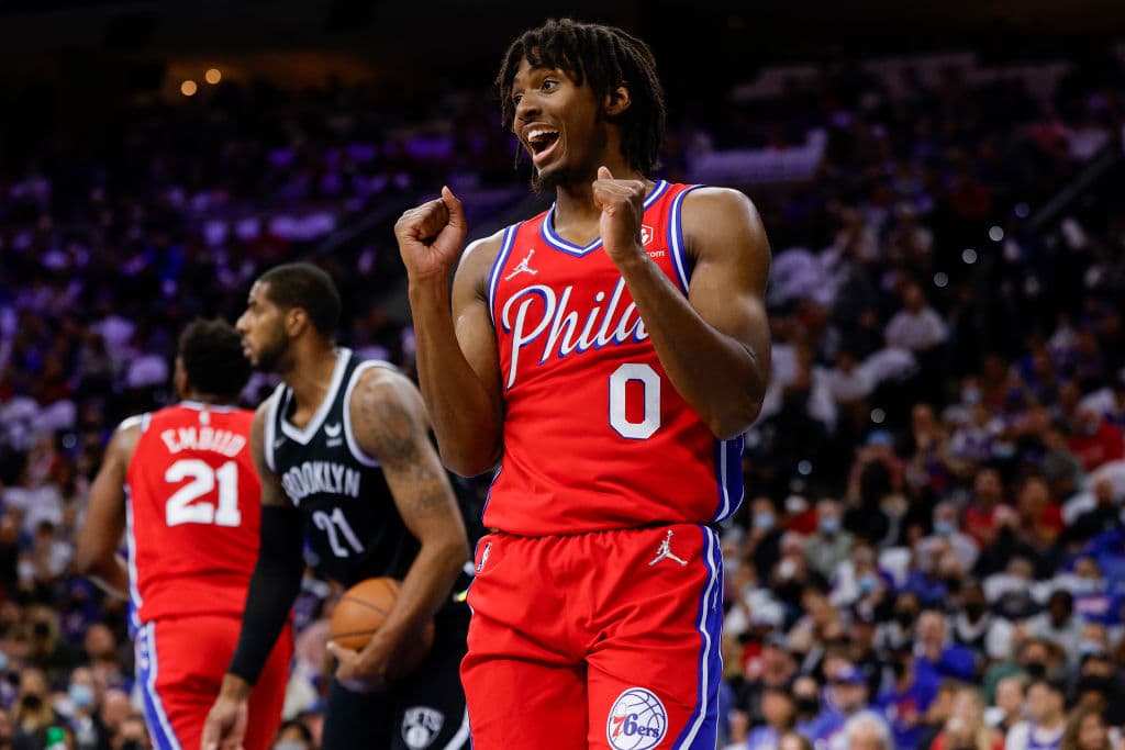 Tyrese Maxey sorprende a los Nuggets en victoria de los Sixers