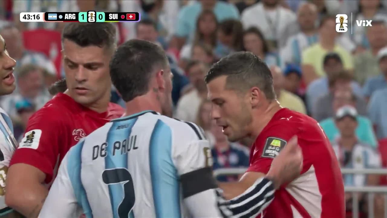 ¡Amonestan a Breel Embolo y se arma la bronca con Lionel Messi!