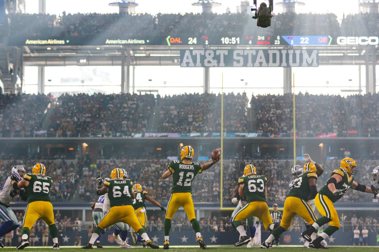 El mejor partido del día se celebró en el AT&T Stadium de Arlington, donde Aaron Rodgers volvió a dar cátedra de como se manejan los partidos.