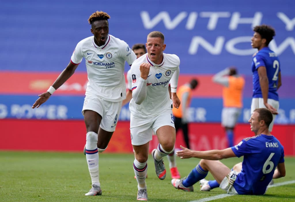 Centro perfecto de Willian y golazo de Barkley que prende el balón con una volea de aire.