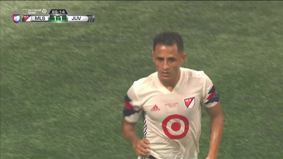 Tiro desviado de Yoshimar Yotún