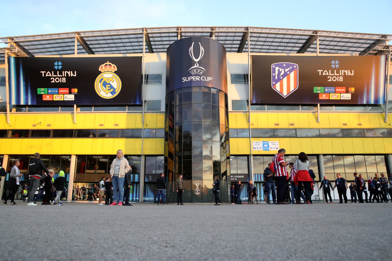 Así estaba adoranada la entrada por uno de los costados del estadio con los escudos de los protagonistas.