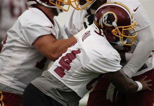 El TE Niles Paul practicando el bloqueo (AP-NFL).