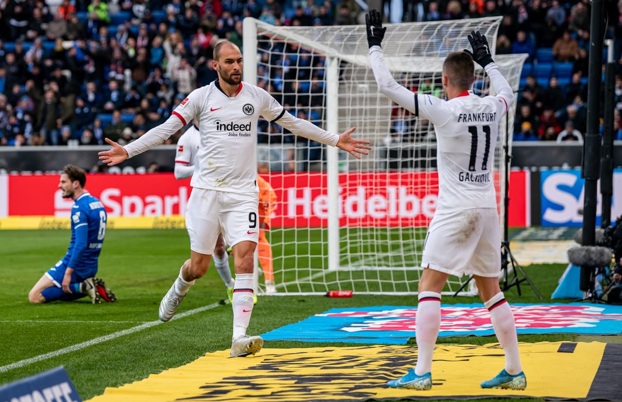 Dost (18’) abrió el marcador para Frankfurt, Stafylidis (48’) emparejó el encuentro y Chandler (62’) anotó el gol de la victoria.