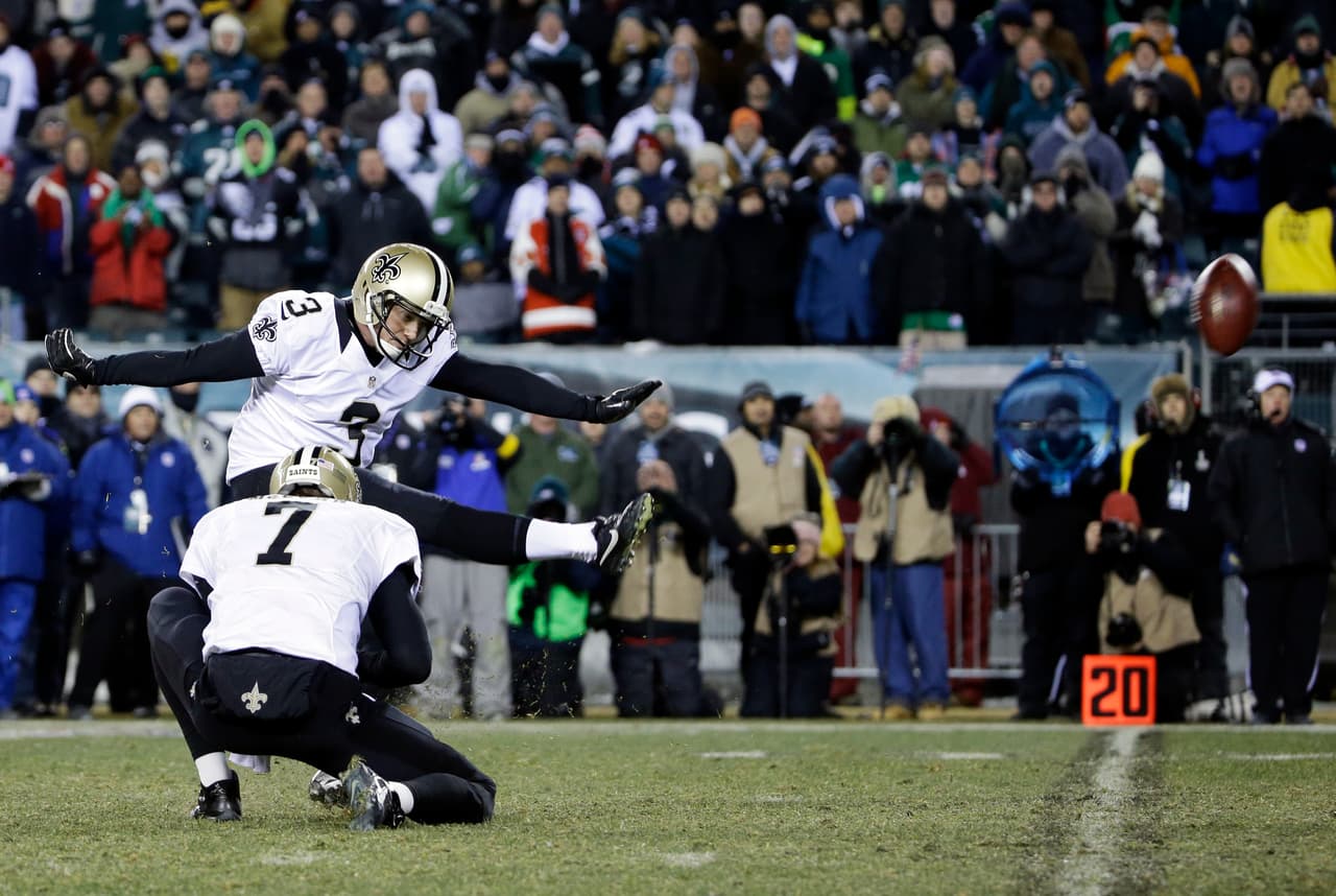 Finalmente, el 4 de enero de 2014, los Saints se llevaron la victoria en el Lincoln Financial Field por 26-24 gracias a un agónico gol de campo de Shayne Graham (izquierda).