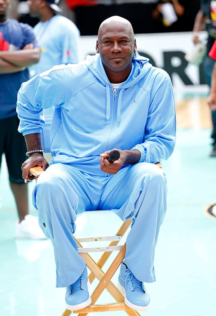 El mejor jugador de la historia del basquetbol aparece en la lista aunque no gracias a su salario como jugador ni a los Air Jordan. La verdadera razón de la fortuna de Michael a que vendió acciones de los Charlotte Hornets en hasta 1.5 mil millones de dólares.