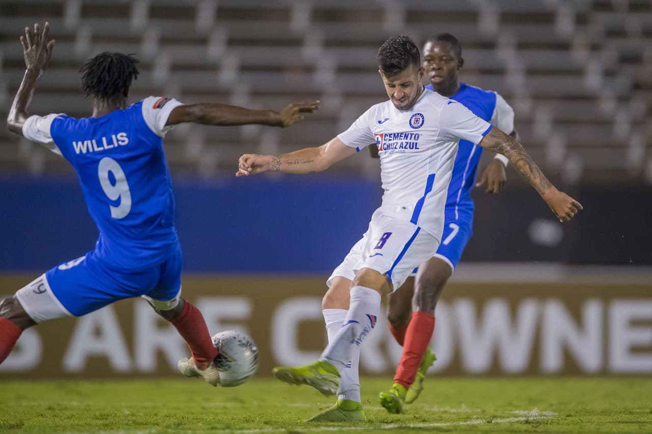 Passerini busca el disparo de media distancia, pero el tiro es bloqueado por Chavany Willis.