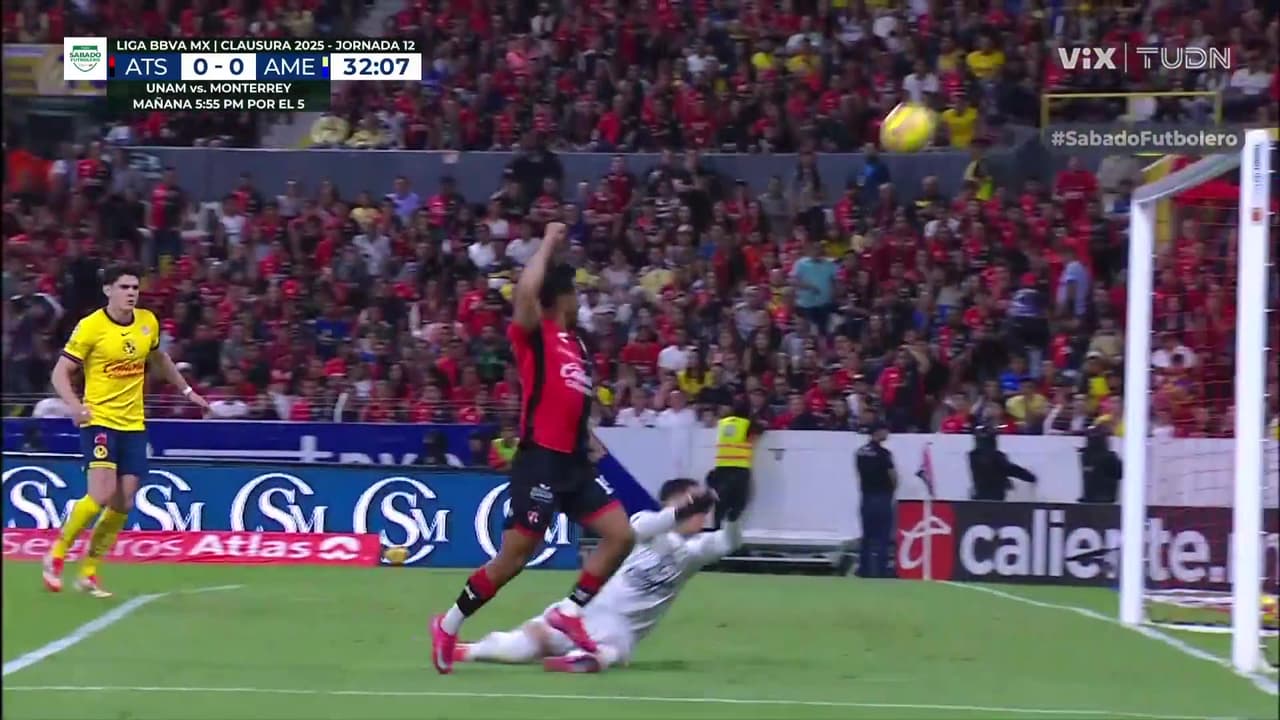 ¡Se salvan las Águilas! El mudo Aguirre remata por encima de la portería