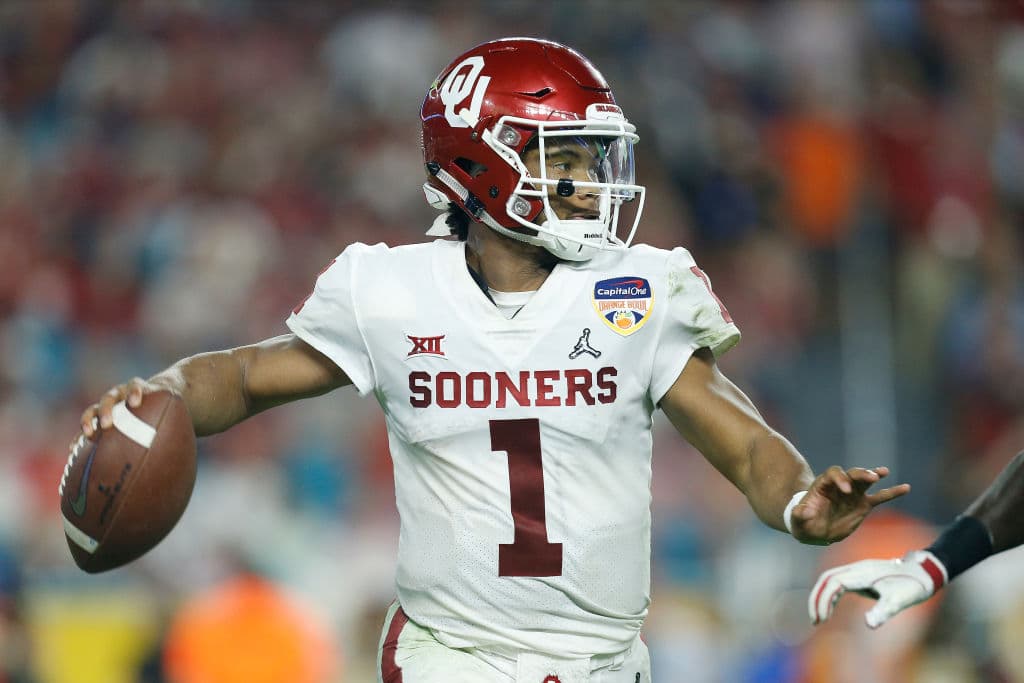 <b>1) Kyler Murray (Oklahoma, QB)</b>, el talentoso quarterback de los Sooners, quien incluso tuvo ofertas para jugar en el béisbol de las Grandes LIgas, parece ser la siguiente primera selección global del Draft 2019 de la NFL con destino en los Arizona Cardinals.