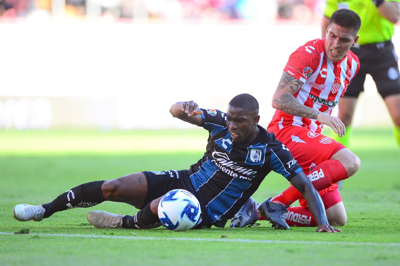 Necaxa apretó el juego con gol de Maximiliano Salas quien cobró un penal para poner el 2-3 al 82'.