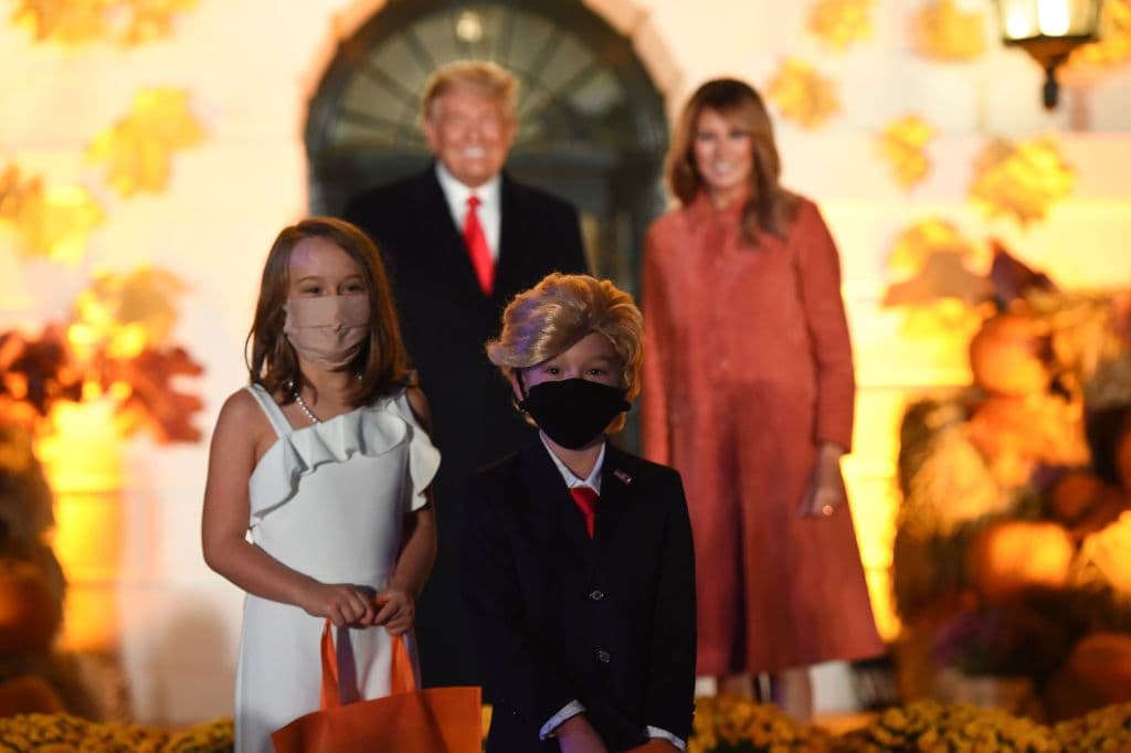 Dos niños fueron vestidos como el matrimonio Trump.