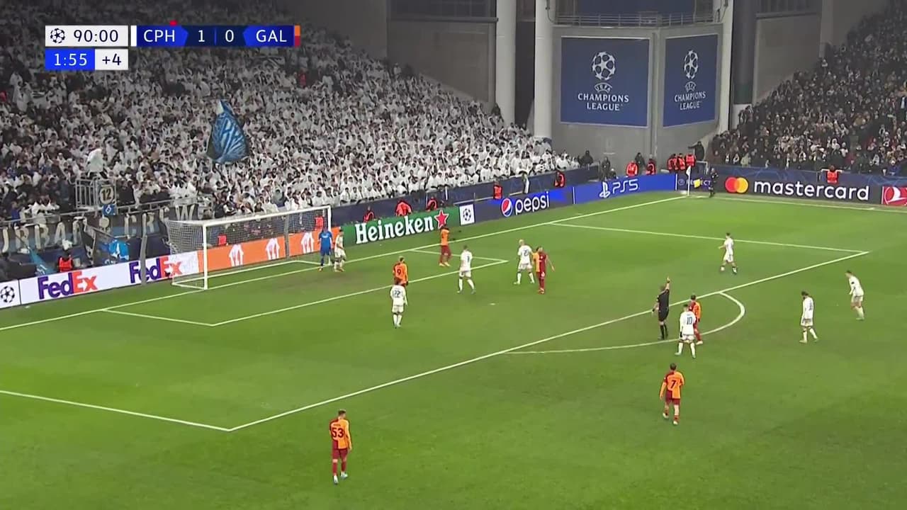 ¡TIRO ATAJADO! disparo por Hakim Ziyech.