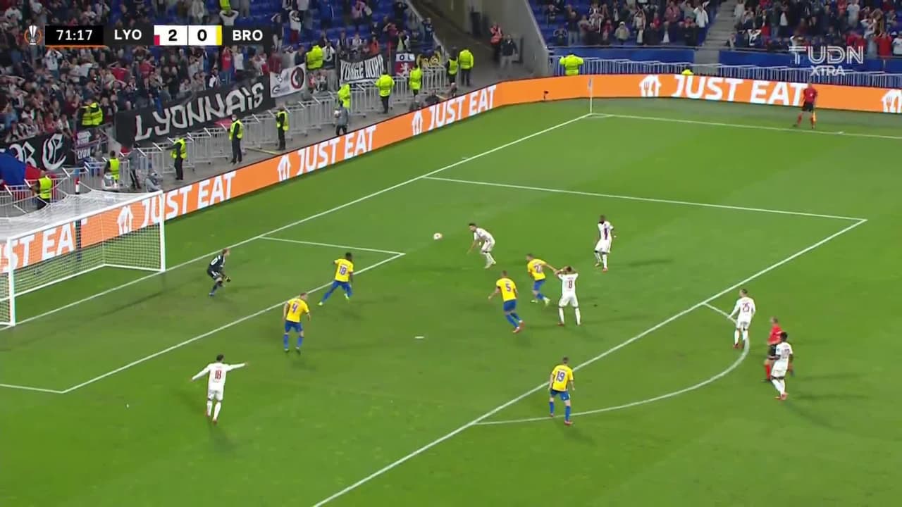 ¡CERCA! Houssem Aouar disparó que se estrella en el poste.