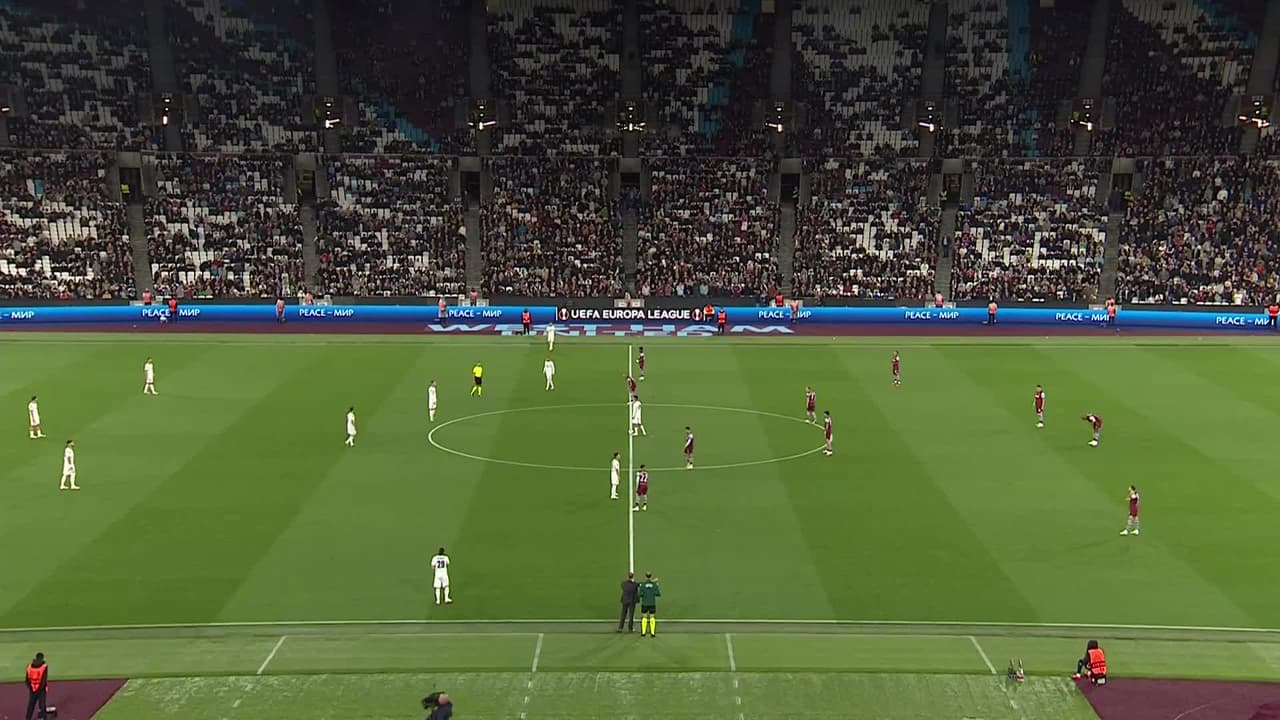 Arranca el partido y la pelota está en juego.