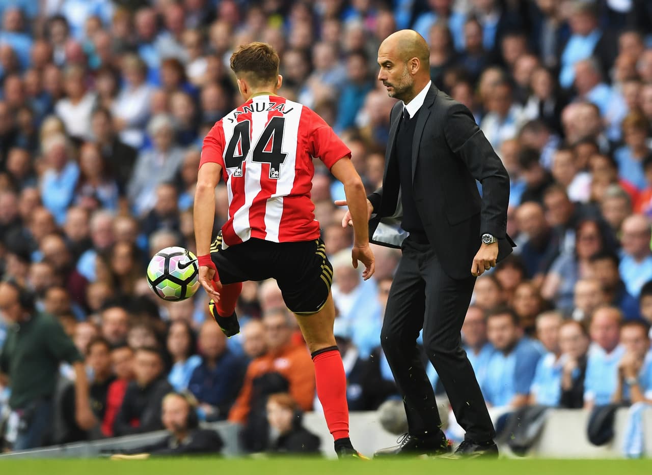 Sin embargo, tras años evitando el descenso en las últimas jornadas, el Sunderland finalmente acabó por descender. Además, sin ninguna intención de comprar la ficha de Januzaj, quien solo anotó un gol en 25 partidos.