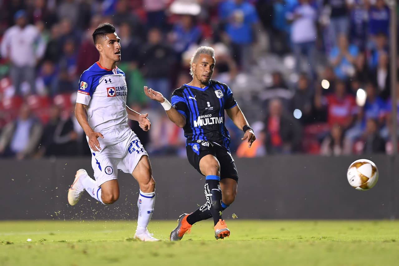 y apenas en los minutos iniciales del segundo tiempo los Gallos Blancos tuvieron una de gol clara cuando Camilo Sanvezzo (der) se escapaba mano a mano contra el portero.